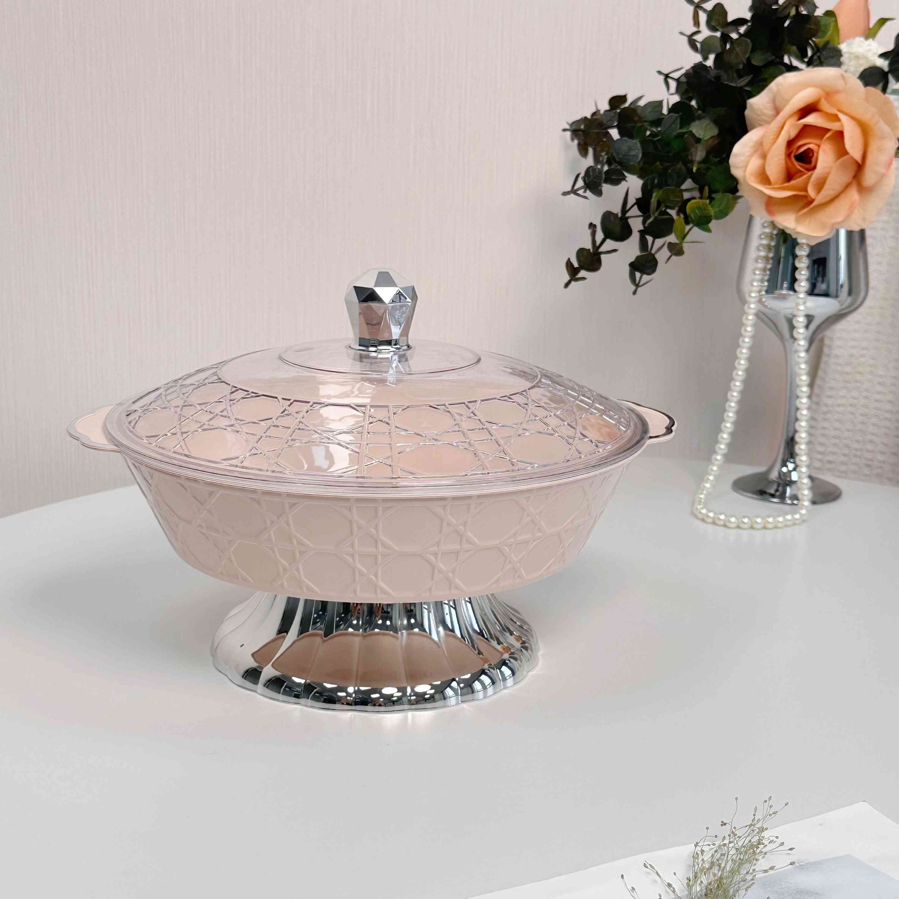 طبق تقديم دائري كبير وردي بغطاء وقاعدة مرتفعة