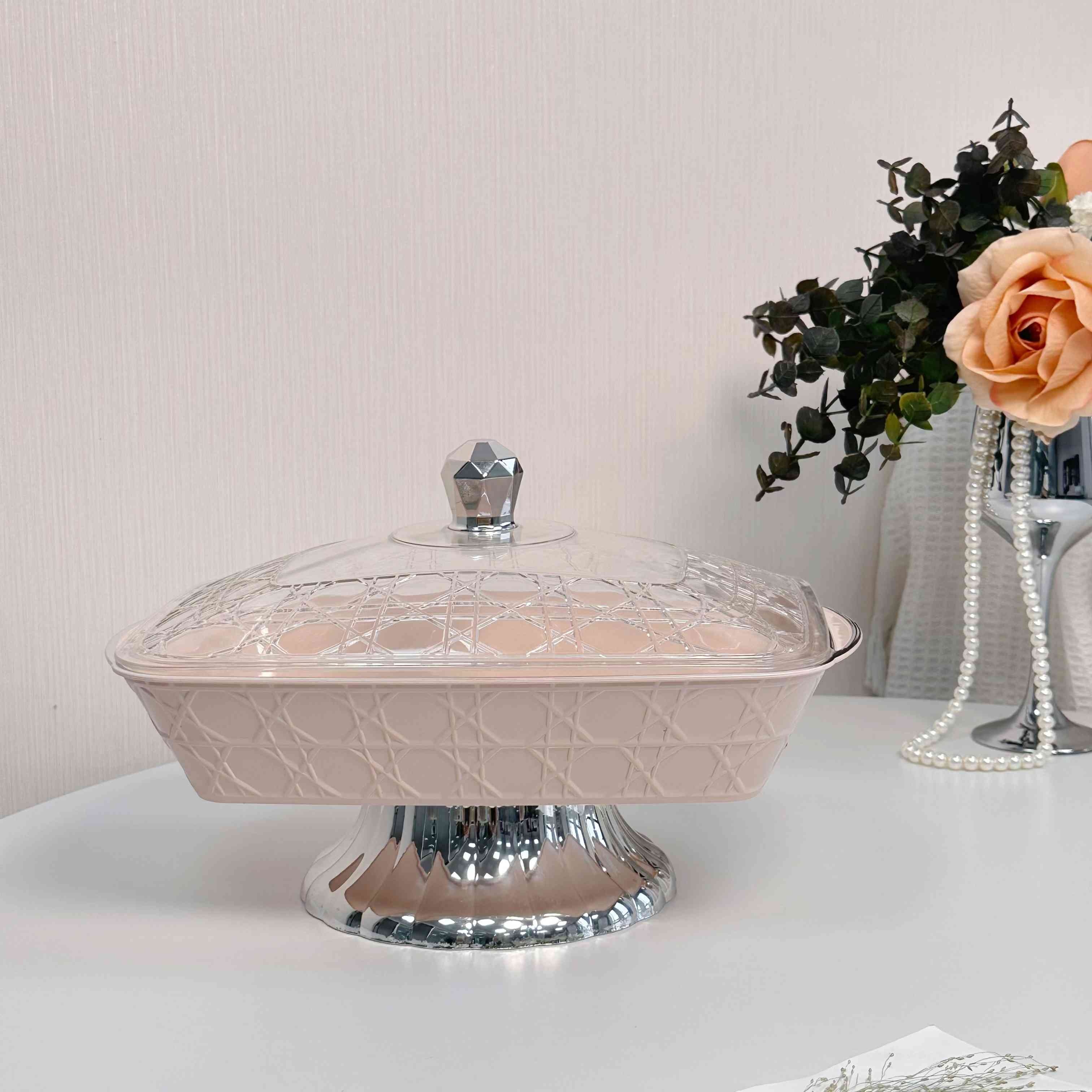 طبق فواكه كبير بقاعدة مرتفعة