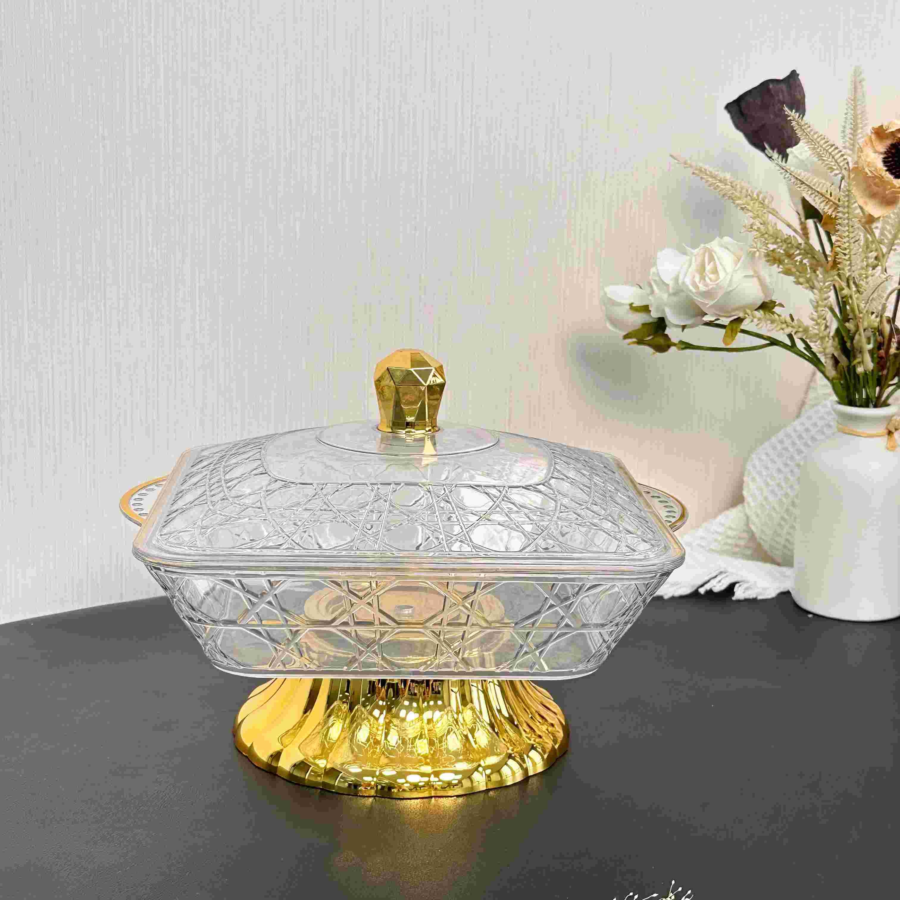 طبق تقديم مربع صغير بغطاء شفاف وقاعدة مرتفعة