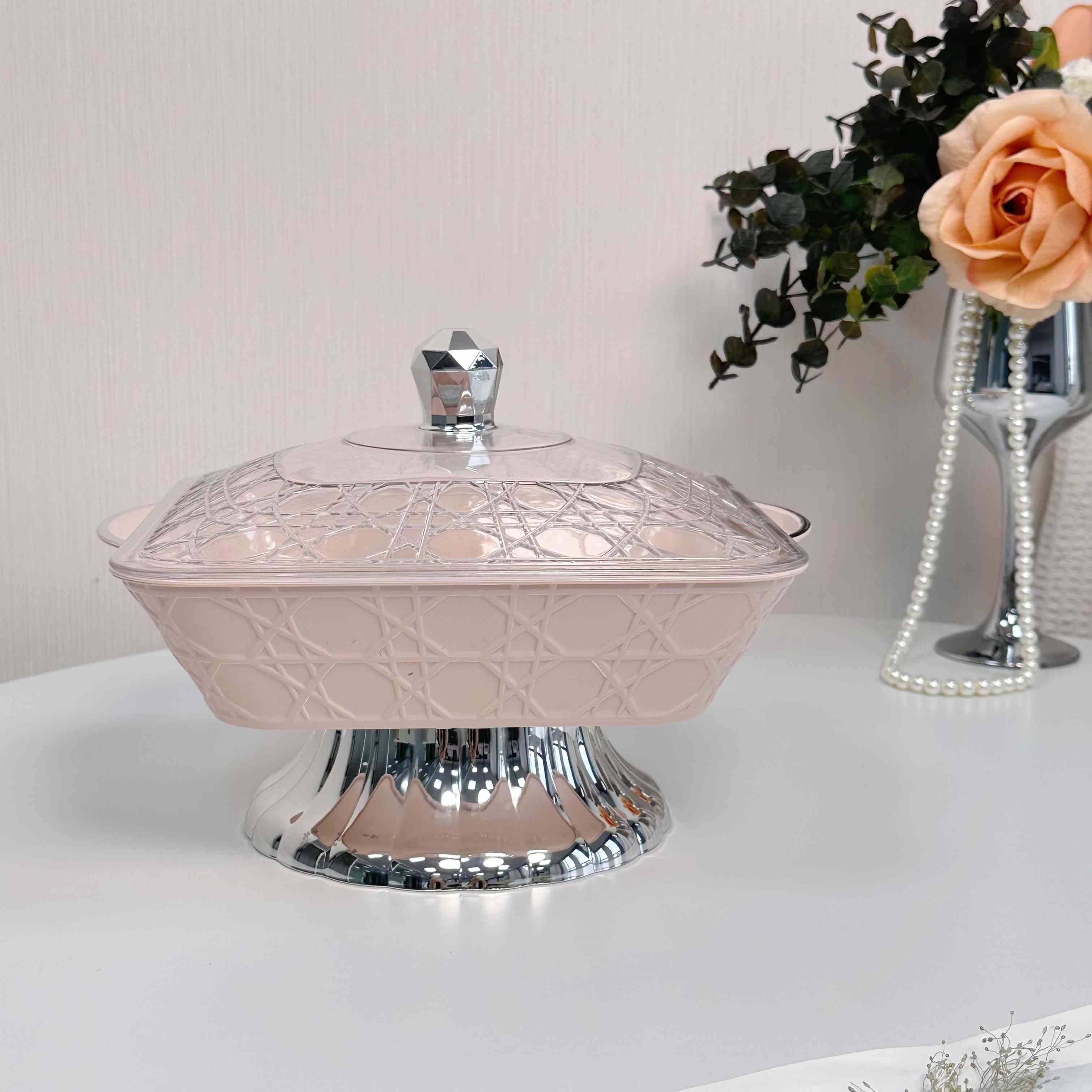 طبق تقديم مربع صغير وردي بغطاء وقاعدة مرتفعة