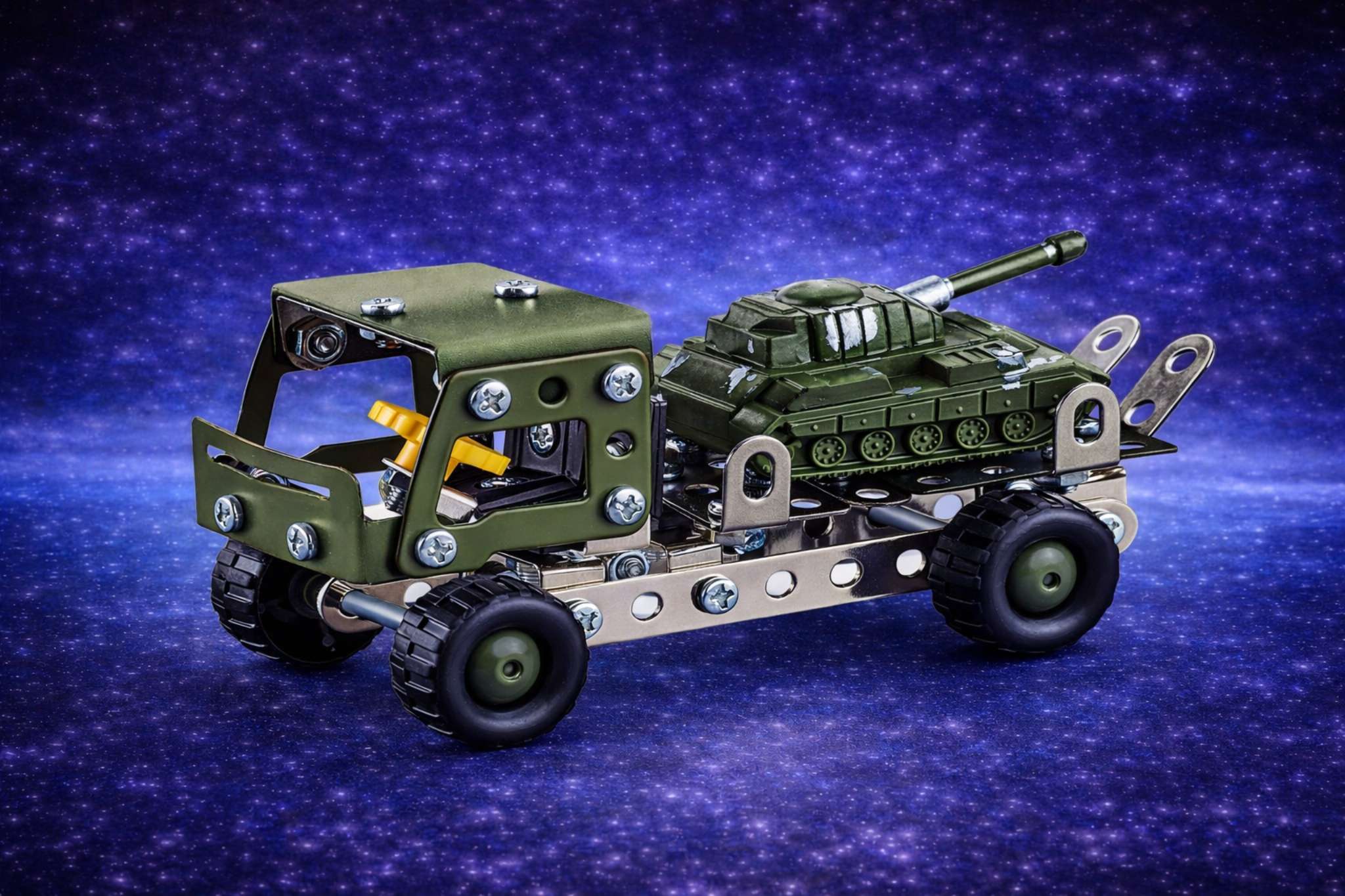 مركبة نقل عسكرية معدنية للتركيب